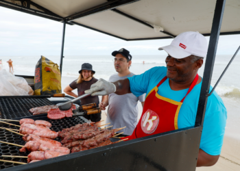 João Carlos dos Santos, ambulante há 28 anos, também está animado. “Essa temporada está maravilhosa Foto: Gabriel Rosa/AEN