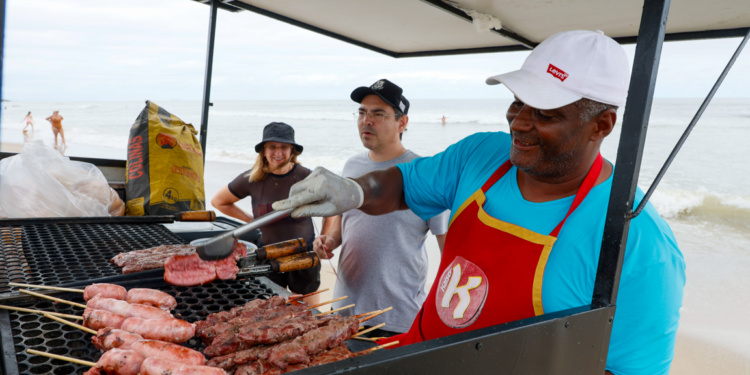 João Carlos dos Santos, ambulante há 28 anos, também está animado. “Essa temporada está maravilhosa Foto: Gabriel Rosa/AEN