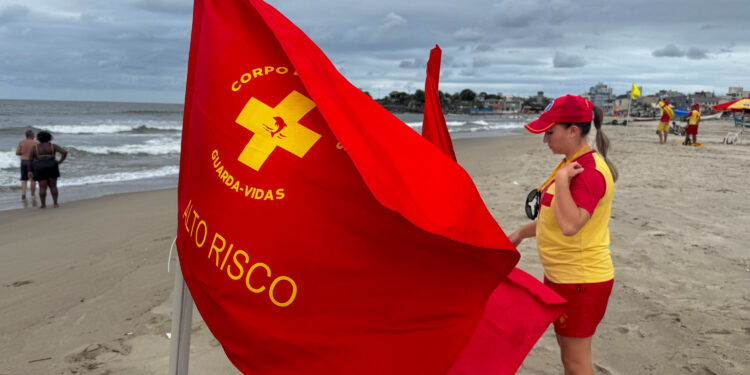 Cuidados para um Banho de Mar Seguro