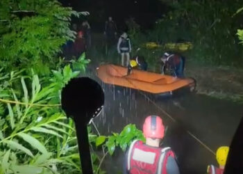 Bombeiros salvam 10 pessoas ilhadas em rio de Antonina após cabeça d’água