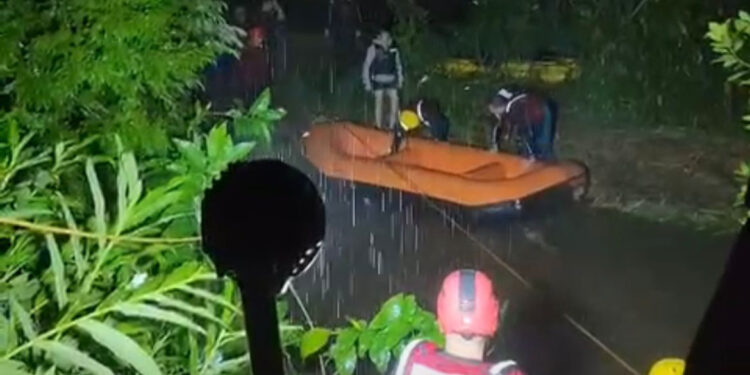 Bombeiros salvam 10 pessoas ilhadas em rio de Antonina após cabeça d’água