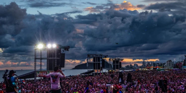 Matheus & Kauan agitam 88 mil pessoas no encerramento do 1º fim de semana do Verão Maior