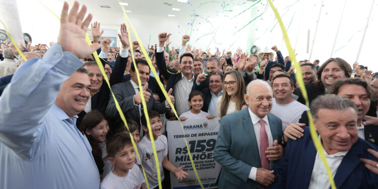 Ratinho Junior assina repasse de R$ 159 milhões para políticas da criança e do adolescente