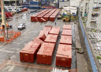 Porto de Paranaguá recebe grandes estruturas metálicas do Exército Brasileiro
