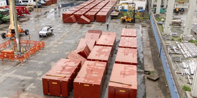 Porto de Paranaguá recebe grandes estruturas metálicas do Exército Brasileiro