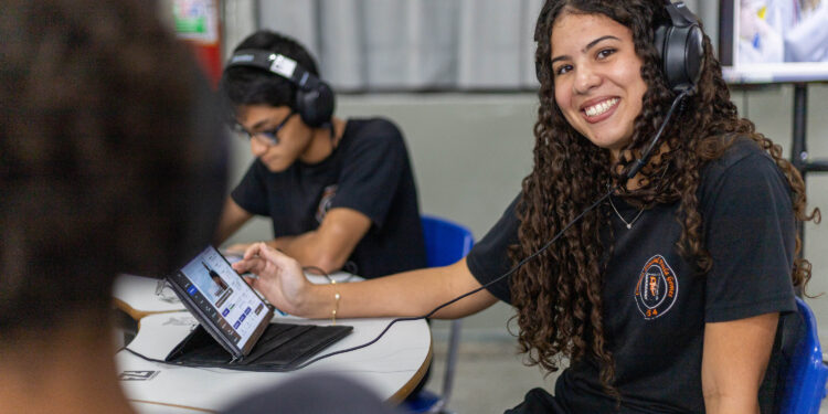 Ferramenta digital Enem Paraná vai auxiliar preparo de mais de 100 mil alunos da rede estadual