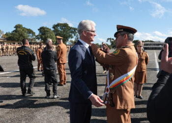 Medalha Coronel Sarmento: secretários e autoridades recebem honraria da PMPR