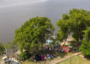 Embarcação leva cultura e educação ambiental às ilhas do litoral paranaense