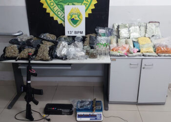 PMPR apreende simulacro de fuzil, ecstasy, haxixe e maconha em ação em Curitiba