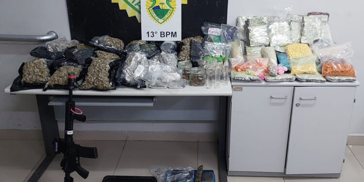 PMPR apreende simulacro de fuzil, ecstasy, haxixe e maconha em ação em Curitiba