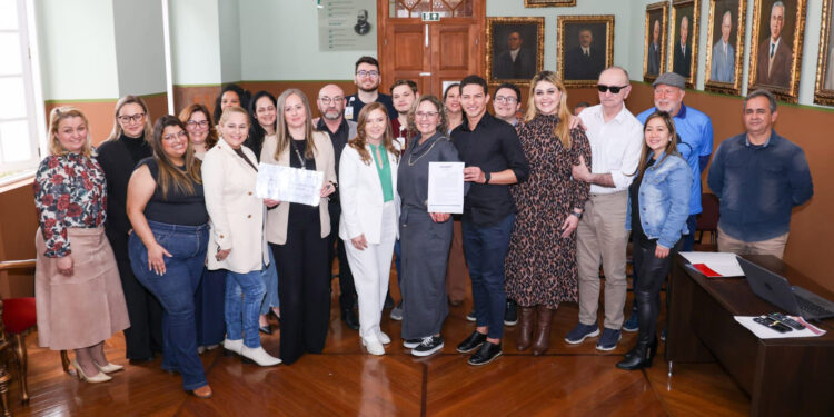 Estado e Santa Casa de Curitiba vão implementar sistema beira-leito para internados idosos