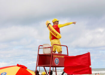 Bombeiros orientam mais de mil banhistas em “ensaio” do verão e reforçam ações no Litoral