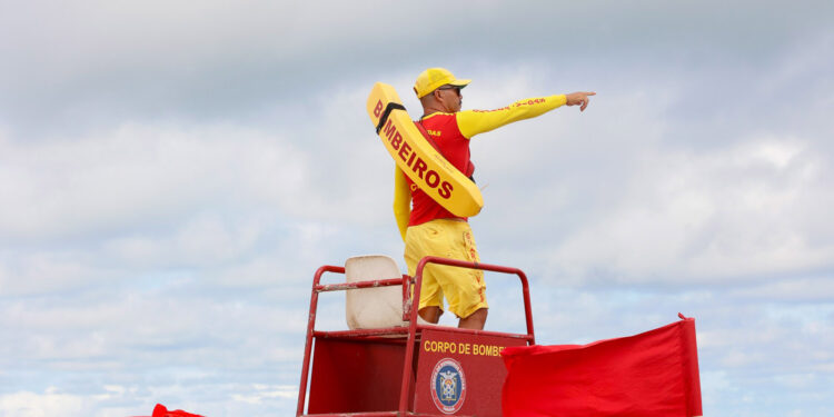 Bombeiros orientam mais de mil banhistas em “ensaio” do verão e reforçam ações no Litoral