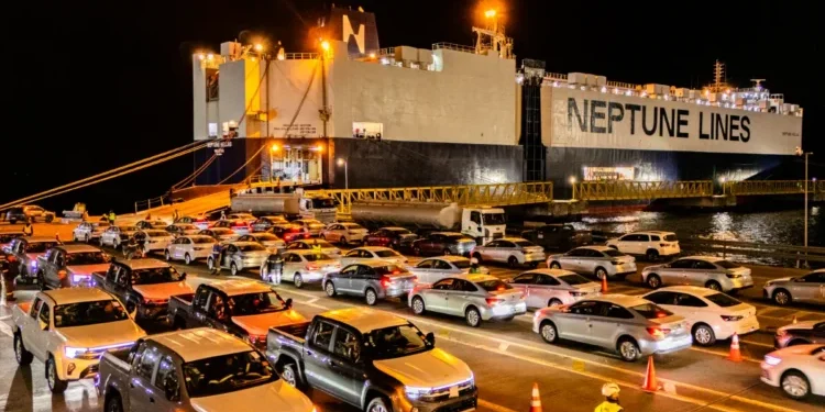 Porto de Paranaguá estreia quinta linha de transporte de veículos