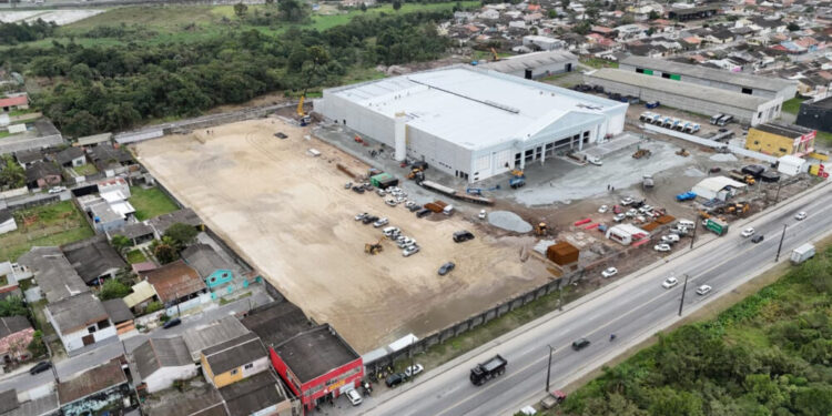 Obras de asfaltamento alteram trânsito na Avenida Bento Munhoz em Paranaguá