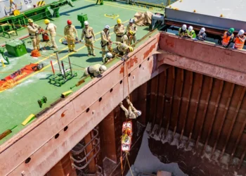Porto de Paranaguá realiza simulação inédita de resgate em porão de navio