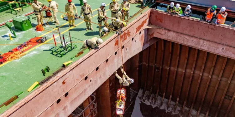 Porto de Paranaguá realiza simulação inédita de resgate em porão de navio