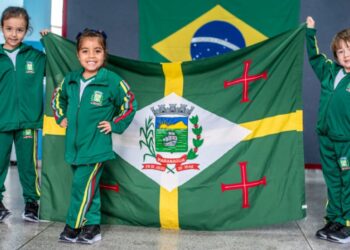 Prefeitura de Paranaguá entrega uniformes completos a estudantes da rede municipal