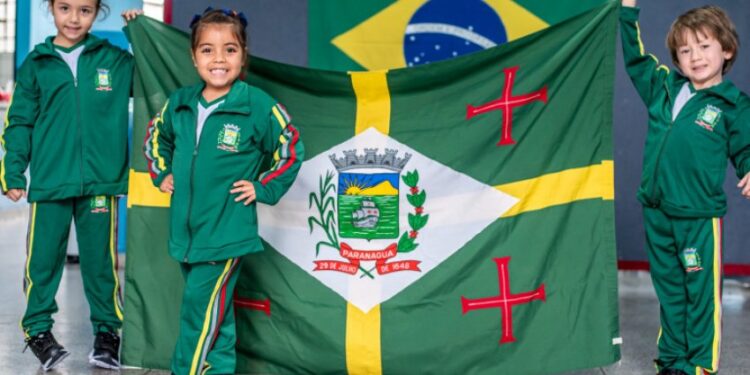Prefeitura de Paranaguá entrega uniformes completos a estudantes da rede municipal