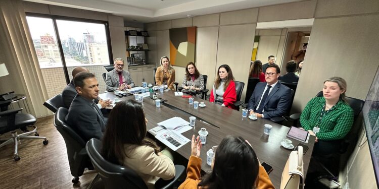 Prefeitura de Paranaguá avança em projetos de moradia e regularização fundiária