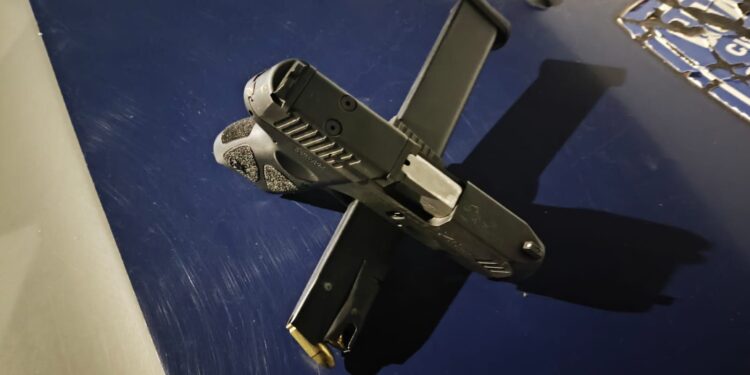 GCM Paranaguá apreende pistola com carregador alongado na Vila Guarani