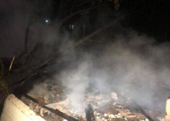 Incêndio destrói residência às margens da BR-277 em Paranaguá