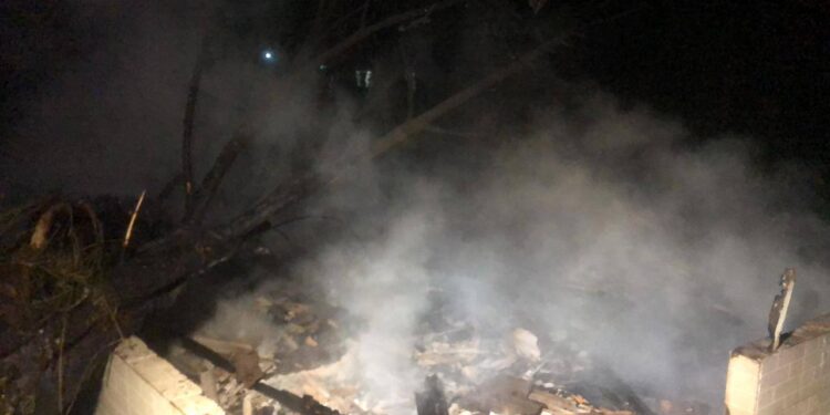 Incêndio destrói residência às margens da BR-277 em Paranaguá