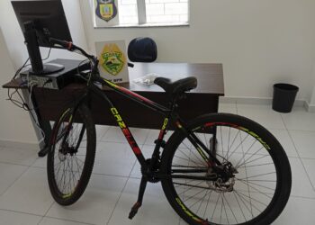 Polícia Militar recupera bicicleta furtada e apreende drogas no bairro Tabuleiro, em Matinhos