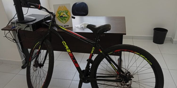 Polícia Militar recupera bicicleta furtada e apreende drogas no bairro Tabuleiro, em Matinhos