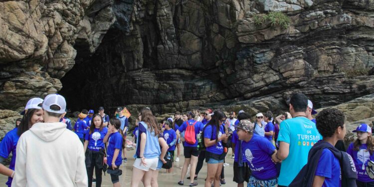 Projeto Pá na Água encerra primeira turma com atividade na Ilha do Mel em Paranaguá