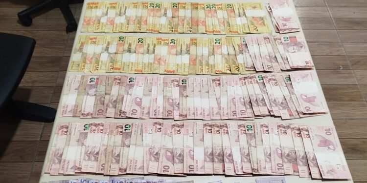 Polícia apreende drogas e dinheiro em residência em Pontal do Paraná
