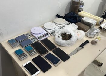 Polícia Militar prende quatro suspeitos e recupera carro furtado durante ação contra o tráfico de drogas em Guaratuba