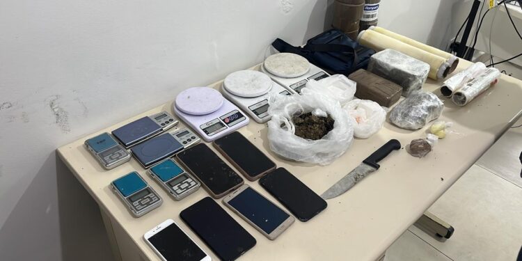 Polícia Militar prende quatro suspeitos e recupera carro furtado durante ação contra o tráfico de drogas em Guaratuba