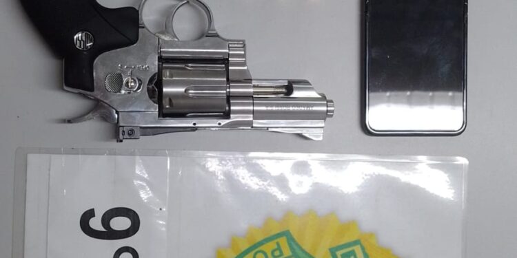 Homem de 38 anos é detido após ameaçar moradora com arma de fogo em Paranaguá