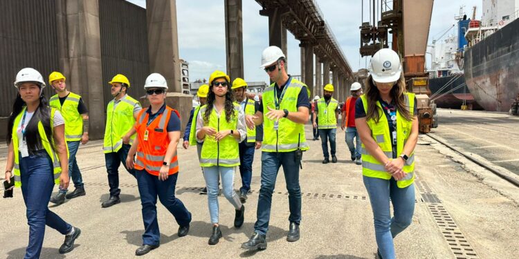 Deputada Ana Júlia visita o Porto de Paranaguá para discutir saúde dos trabalhadores portuários