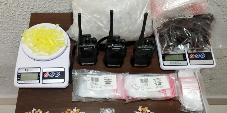 Operação policial resulta na prisão de dois homens e apreensão de drogas em Morretes