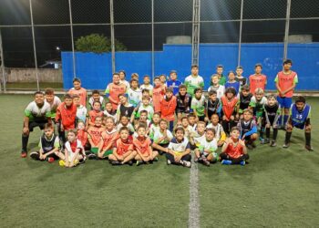 Associação Amigos do Esporte oferece aulas gratuitas de futebol para crianças em Paranaguá