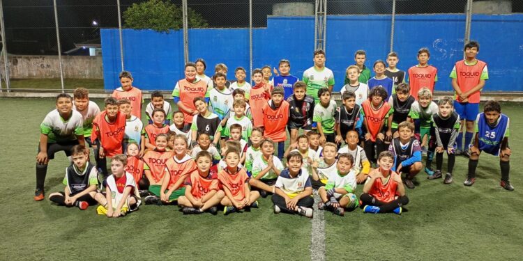 Associação Amigos do Esporte oferece aulas gratuitas de futebol para crianças em Paranaguá