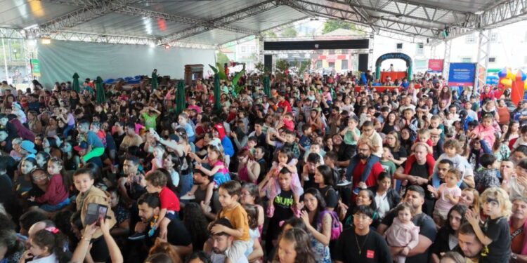 Festa do dia das crianças reúne milhares de pessoas em Paranaguá