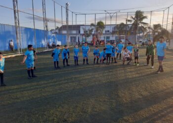 Projeto LACULTESP pelo Brasil oferece aulas gratuitas de futebol para crianças em Paranaguá