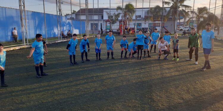 Projeto LACULTESP pelo Brasil oferece aulas gratuitas de futebol para crianças em Paranaguá