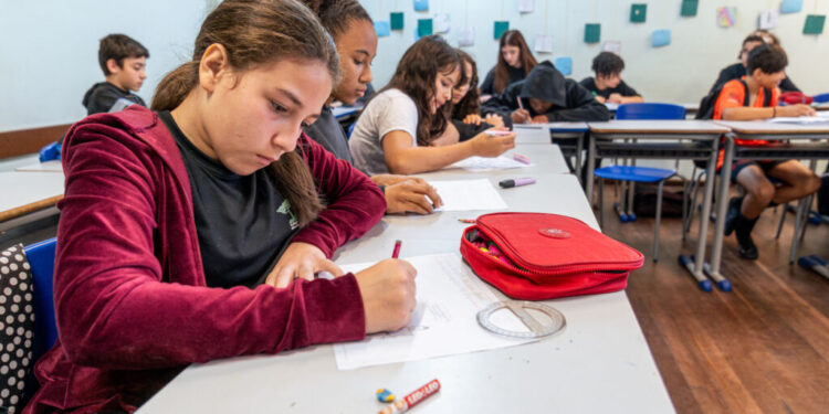 Matrículas na rede estadual do Paraná começam nesta quarta-feira
