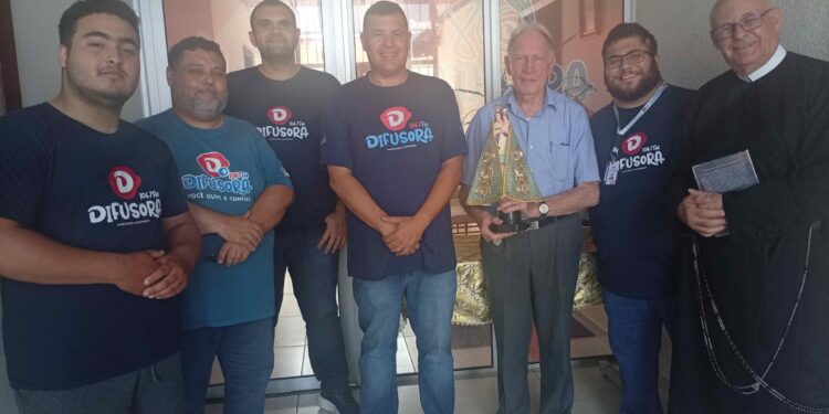 Imagem Peregrina de Nossa Senhora do Rocio visita a Rádio Difusora