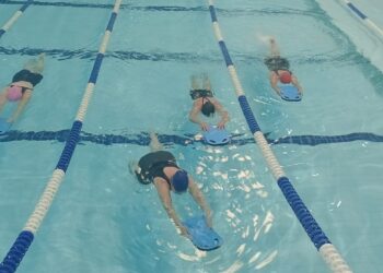 Natação promove reabilitação física para mulheres em tratamento contra o câncer de mama em Paranaguá