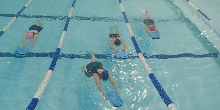 Natação promove reabilitação física para mulheres em tratamento contra o câncer de mama em Paranaguá