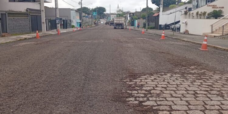 Interdições temporárias marcam nova etapa de pavimentação na Rua Professor Cleto