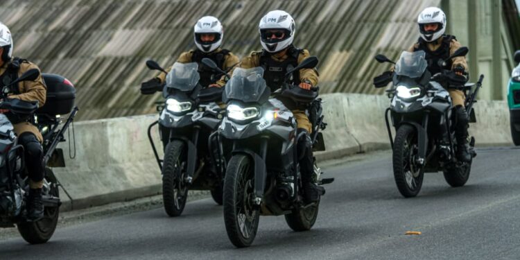 Grupamento de motos prende homem suspeito de cometer furto em Paranaguá