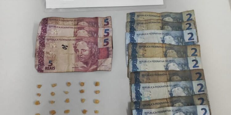 Polícia Militar prende suspeito de tráfico de drogas no bairro Emboguaçu