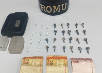 Homem é preso por tráfico de drogas durante patrulhamento no Bairro Labra