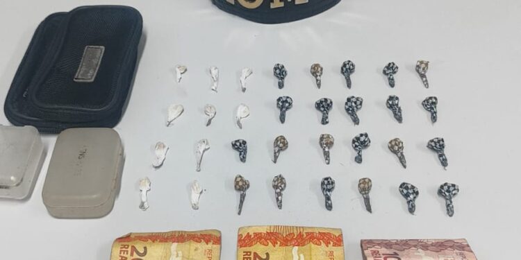 Homem é preso por tráfico de drogas durante patrulhamento no Bairro Labra